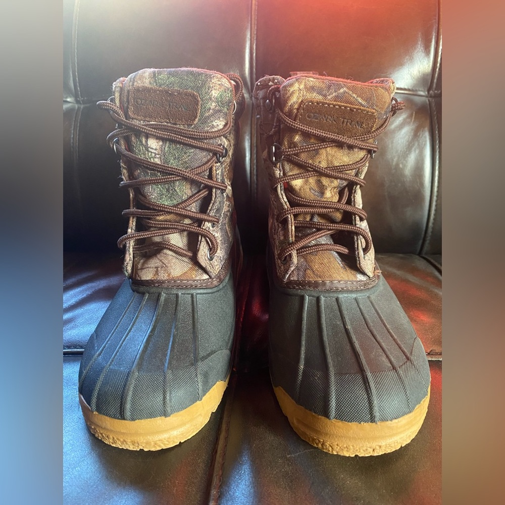 OZARK Trail Water Resistant 3M Thinsulate Boys Winter Boots Hiking Hunt Size 4
